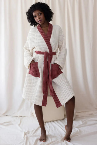 Beyaz - Bordo çift renk waffle pike kimono bornoz, ön tam boy – kontrast yaka, kuşak ve cep; %100 Türk pamuğu, OEKO-TEX, VivaMaison