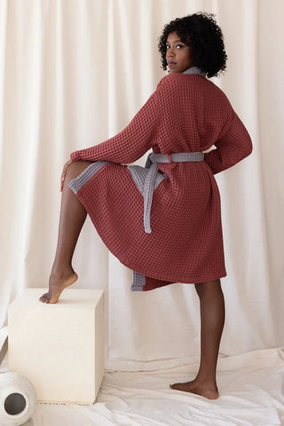 Bordo - Gri çift renk waffle pike kimono bornoz, arka görünüm – kontrast yaka, kuşak ve cep; %100 Türk pamuğu, OEKO-TEX, VivaMaison