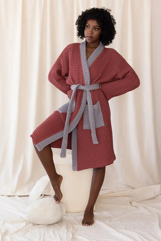 Bordo - Gri çift renk waffle pike kimono bornoz, ayakta tam boy – kontrast yaka, kuşak ve cep; %100 Türk pamuğu, OEKO-TEX, VivaMaison