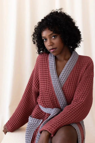 Bordo - Gri çift renk waffle pike kimono bornoz, oturur ön görünüm – kontrast yaka, kuşak ve cep; %100 Türk pamuğu, OEKO-TEX, VivaMaison