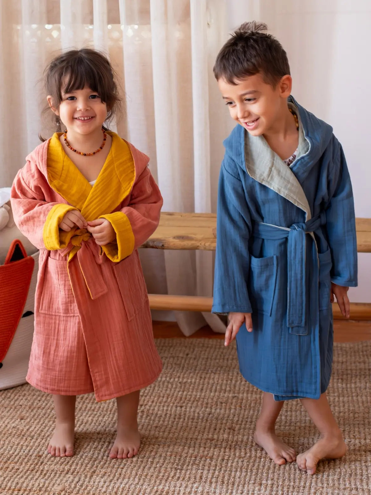 Çift taraflı muslin çocuk bornozu iki farklı renk tarafı karşılaştırma