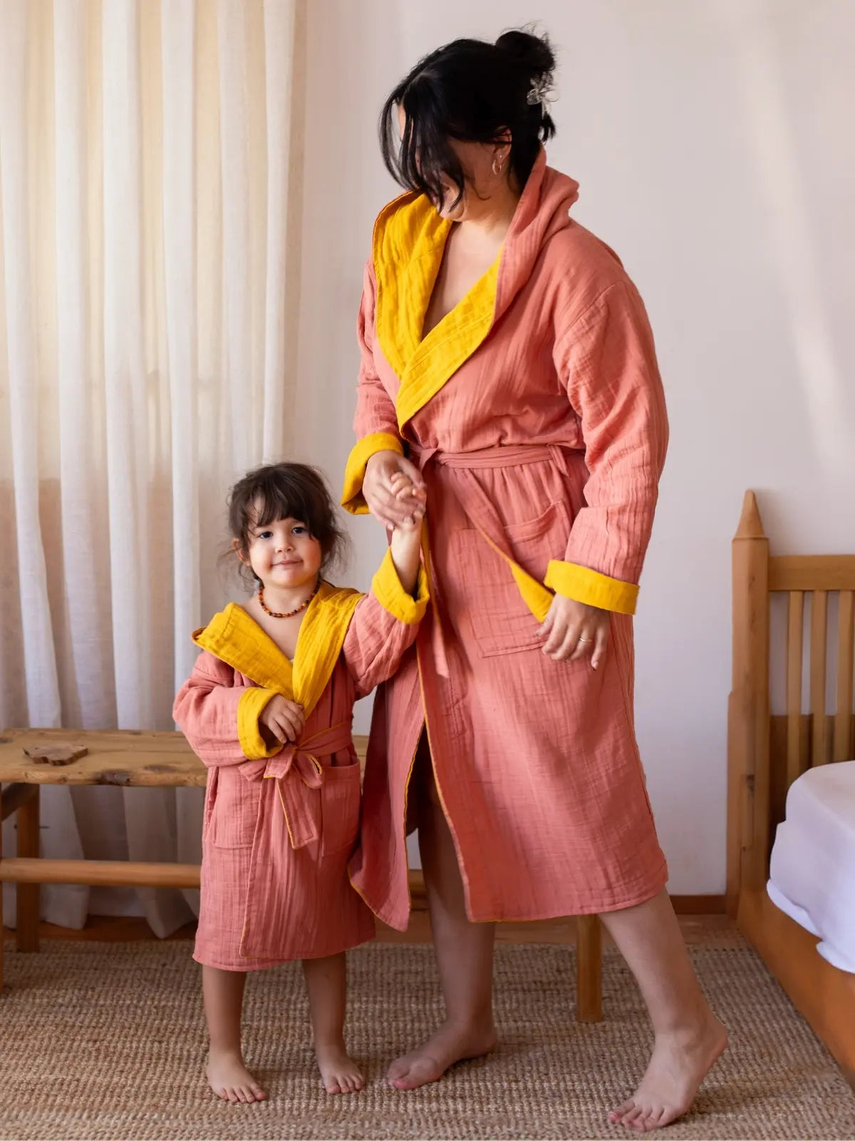 Çift yönlü muslin çocuk bornozu katlanmış halde iki renk görünümü