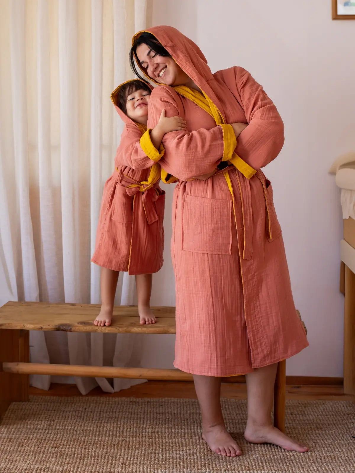Çift yönlü 4 kat muslin çocuk bornozu pamuk kumaş dokusu yakın çekim