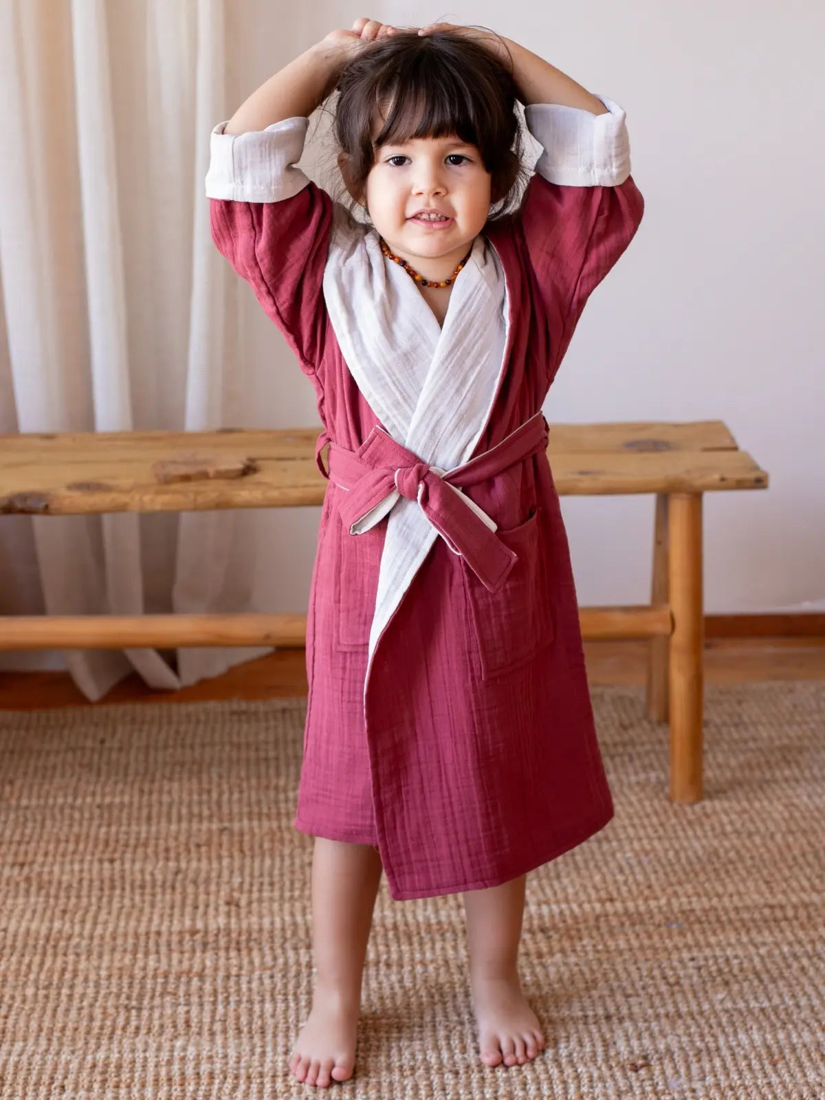 Çift yönlü muslin çocuk bornozu kuşak bağlama detayı