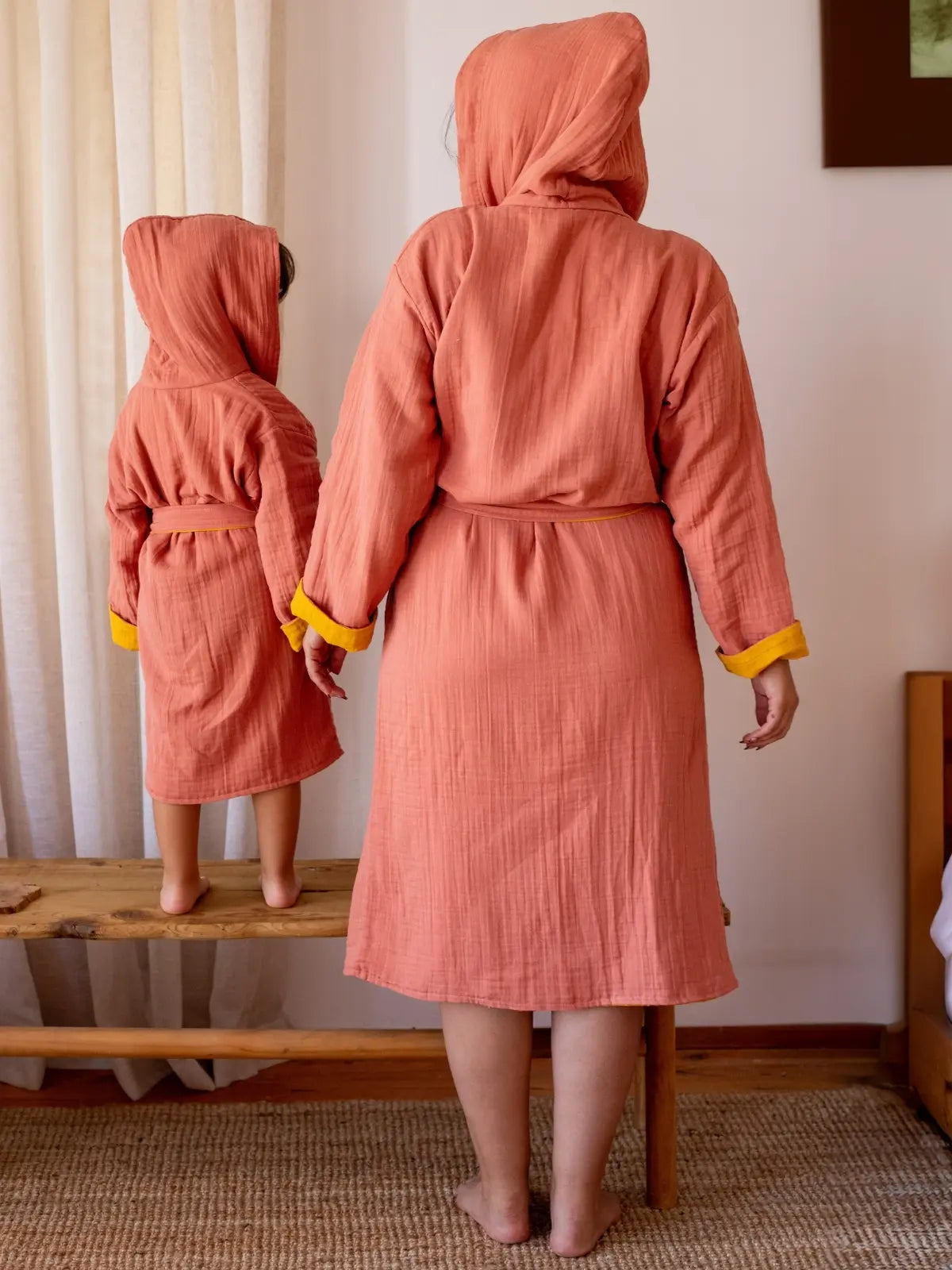 Çift taraflı muslin çocuk bornozu giyili model arka görünüm