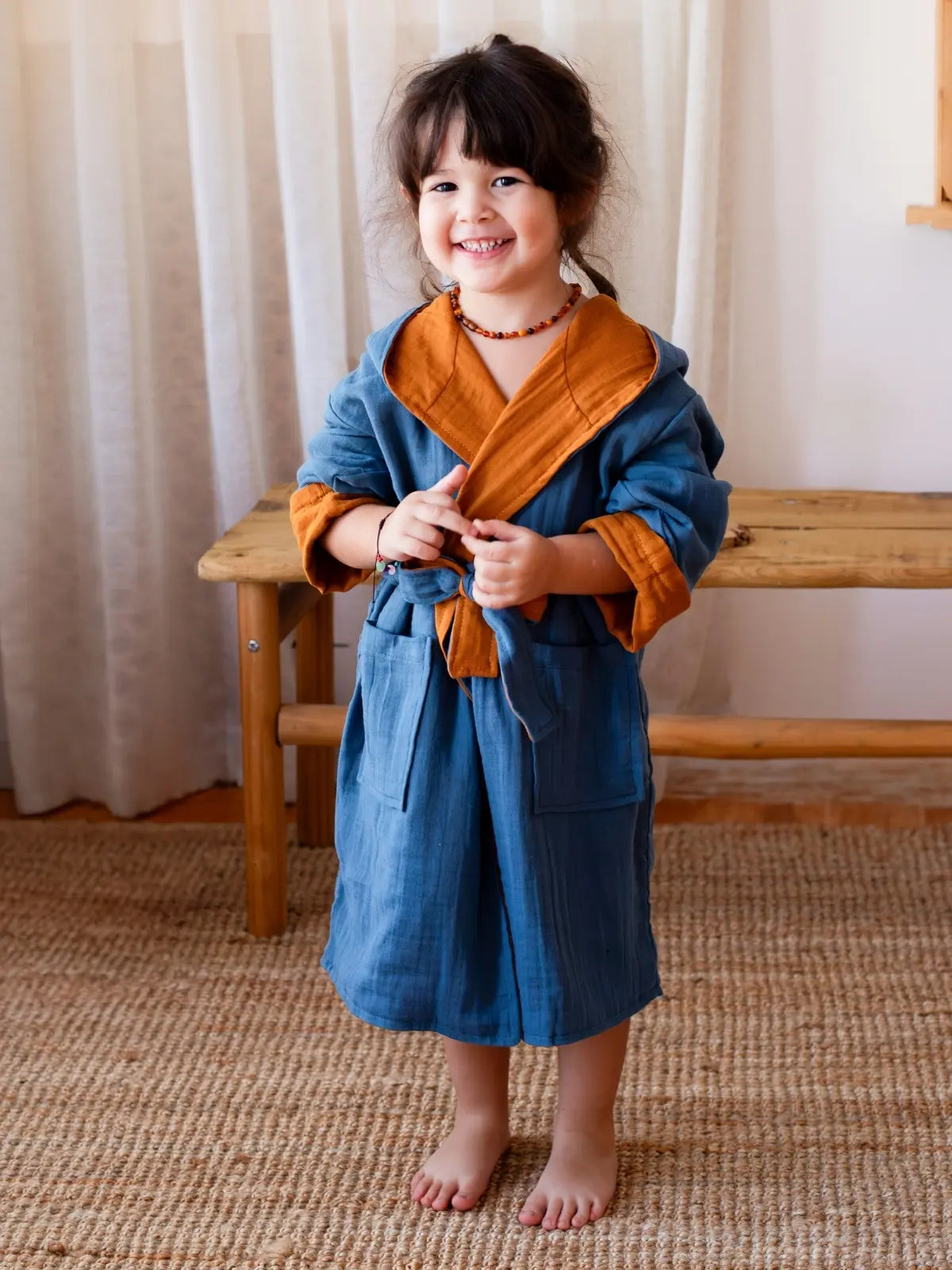 Çift yönlü muslin kapüşonlu çocuk bornozu giyili çocuk model ön görünüm