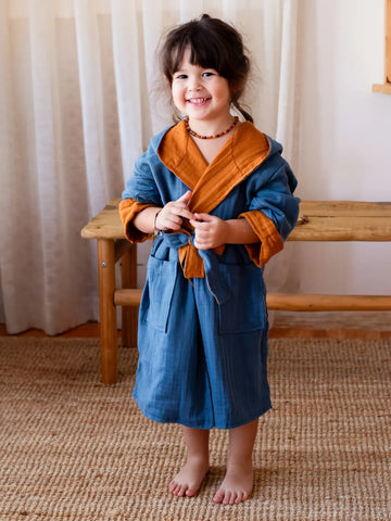 Çift yönlü muslin kapüşonlu çocuk bornozu giyili çocuk model ön görünüm