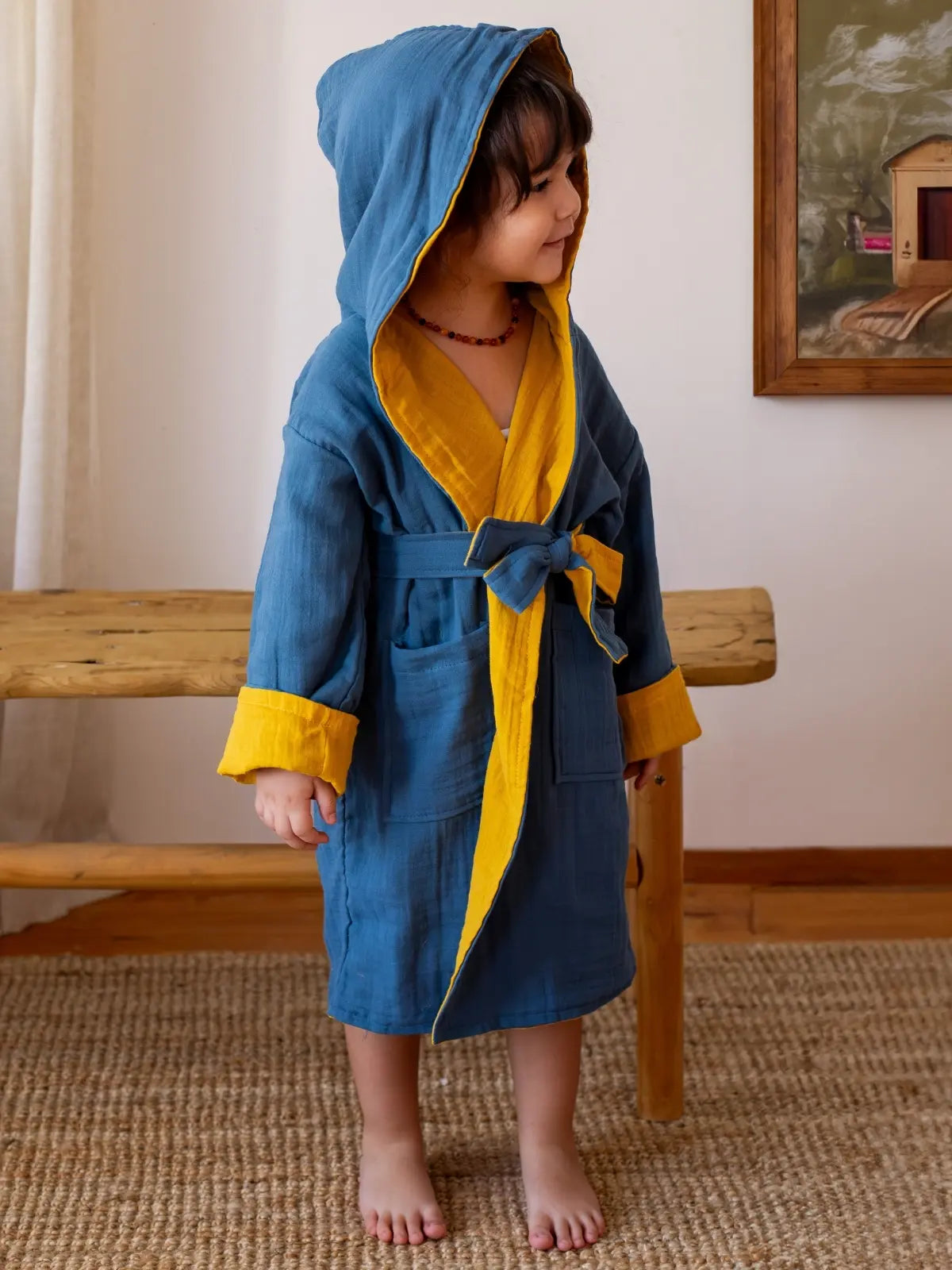 Çift taraflı 4 kat muslin çocuk bornozu giyili model tam boy görseli