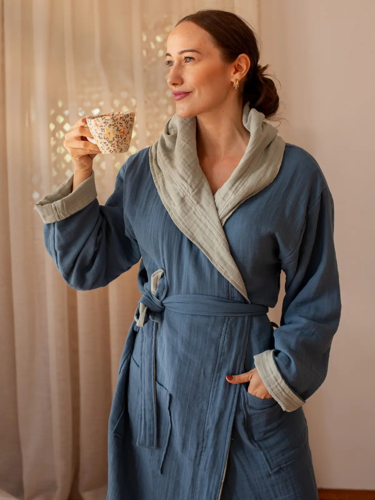 Çift yönlü muslin kimono bornoz giyili model yarım boy görseli