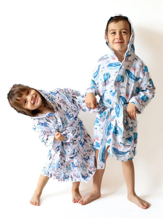 Deniz dünyası ve lama desenli muslin bebek bornozu iki çocuk model birlikte
