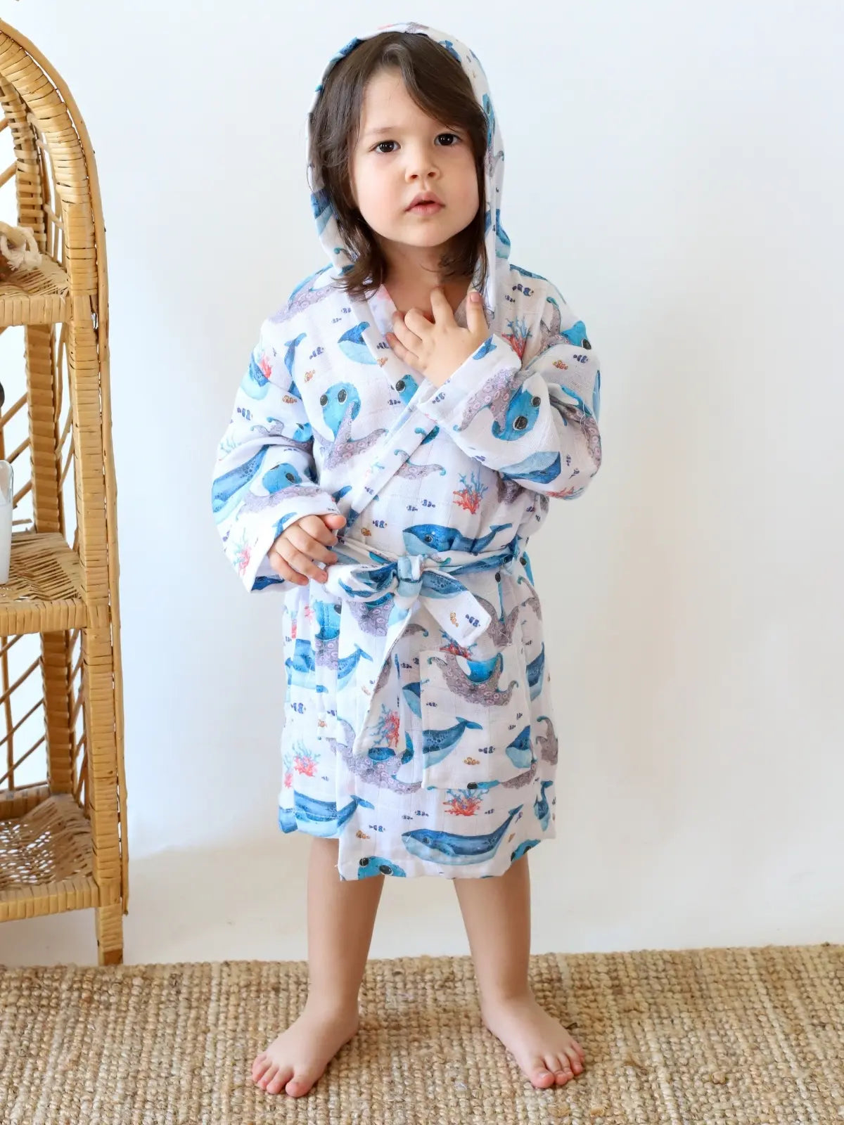 Deniz dünyası desenli %100 pamuk muslin bebek çocuk bornozu giyili model