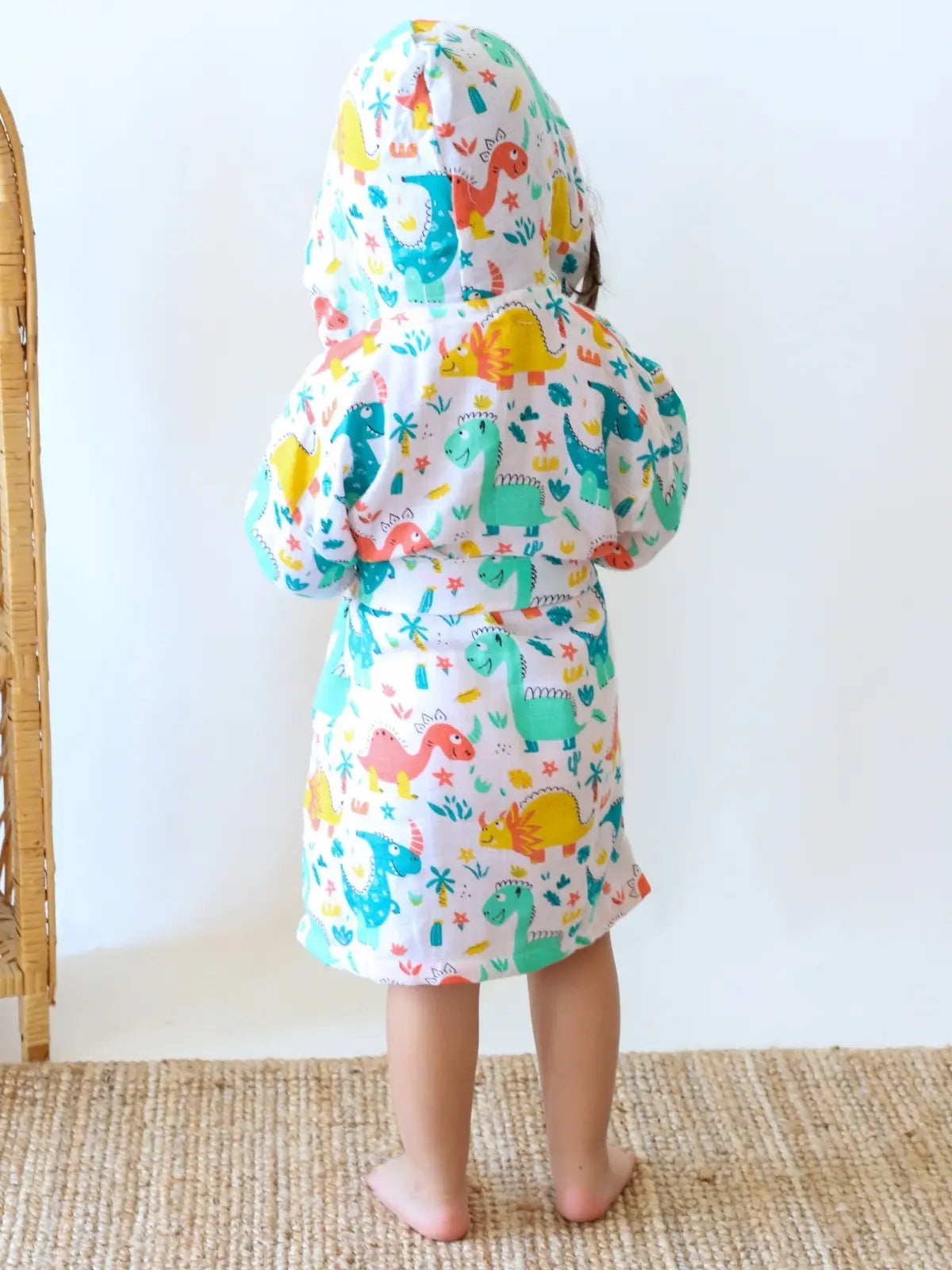 Dinozor desenli muslin bebek bornozu giyili çocuk model farklı açı