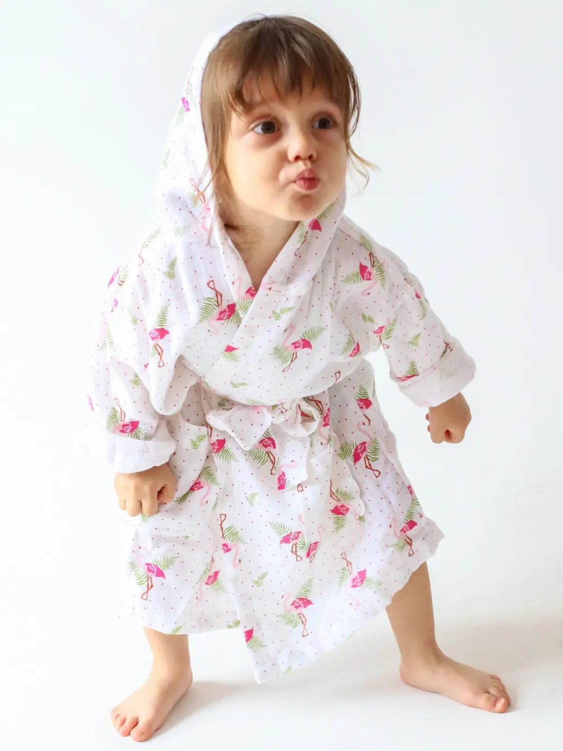 Flamingo desenli %100 pamuk 2 kat muslin bebek çocuk bornozu giyili model