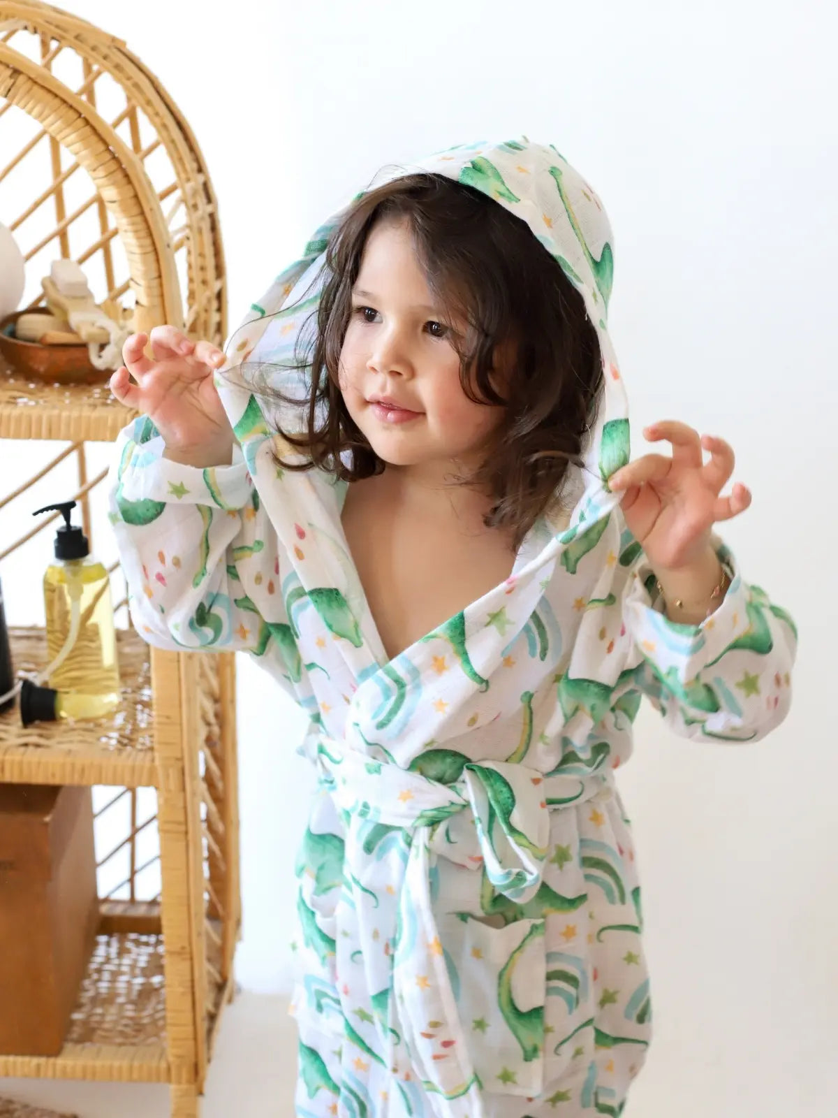 Gökkuşağı dinozor desenli %100 pamuk muslin bebek çocuk bornozu giyili model