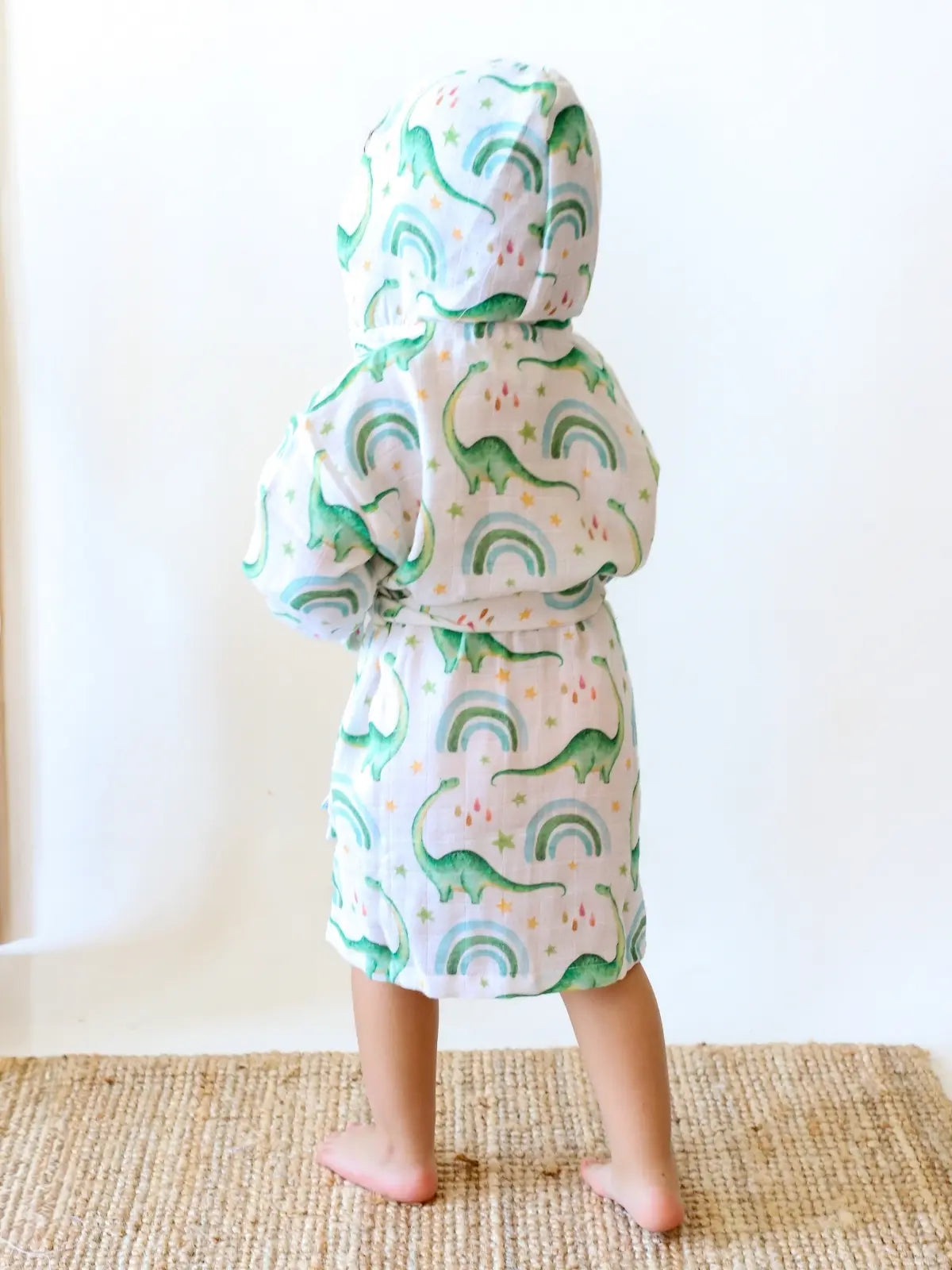 Gökkuşağı dinozor desenli muslin bebek bornozu giyili çocuk model farklı açı