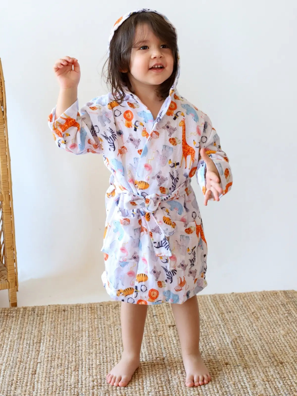 Hayvanat bahçesi desenli %100 pamuk muslin bebek çocuk bornozu giyili model