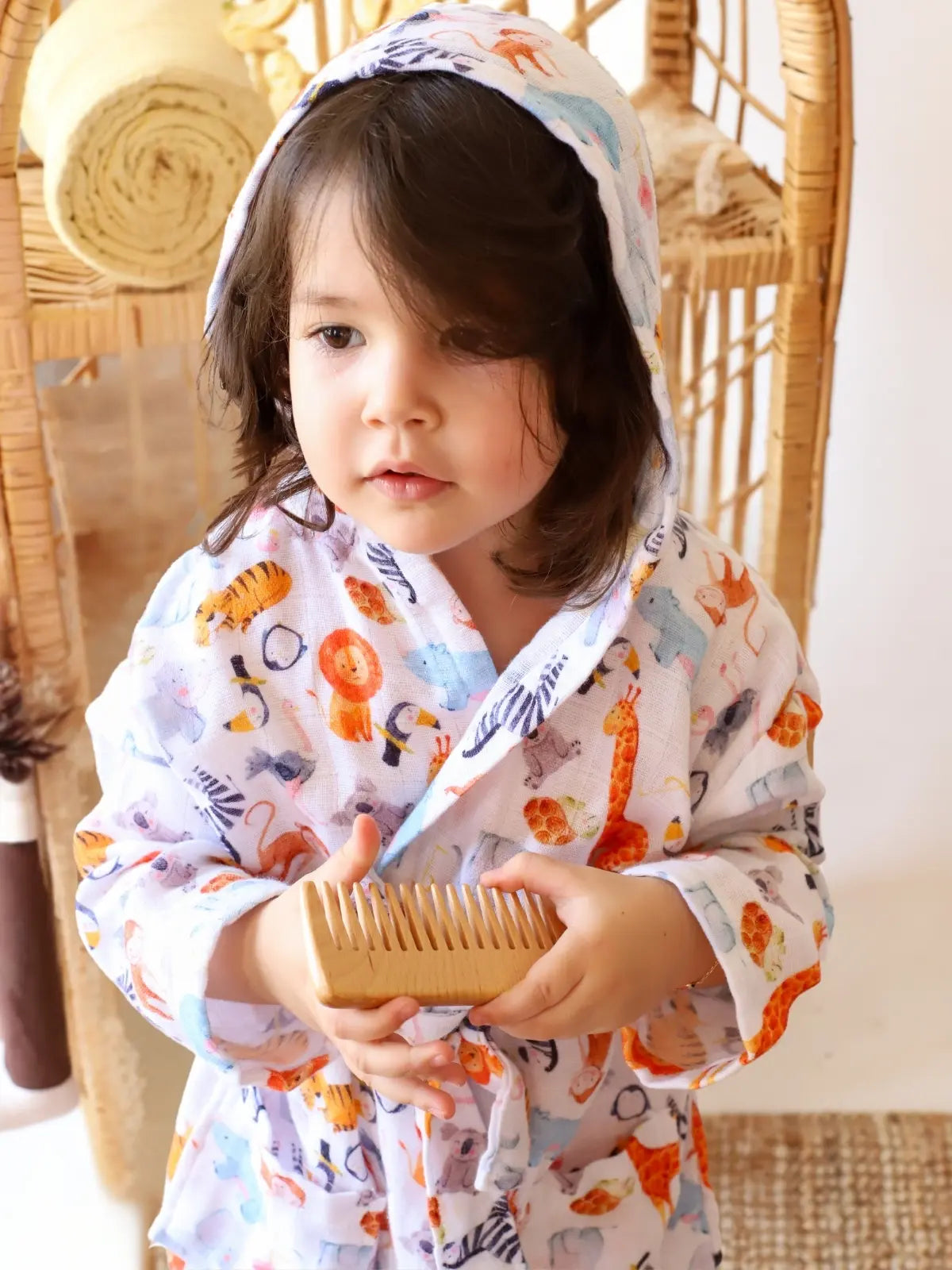 Hayvanat bahçesi desenli muslin bebek bornozu giyili çocuk model farklı açı