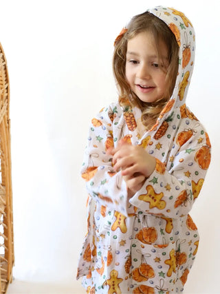 Kurabiye desenli %100 pamuk 2 kat muslin bebek çocuk bornozu giyili model