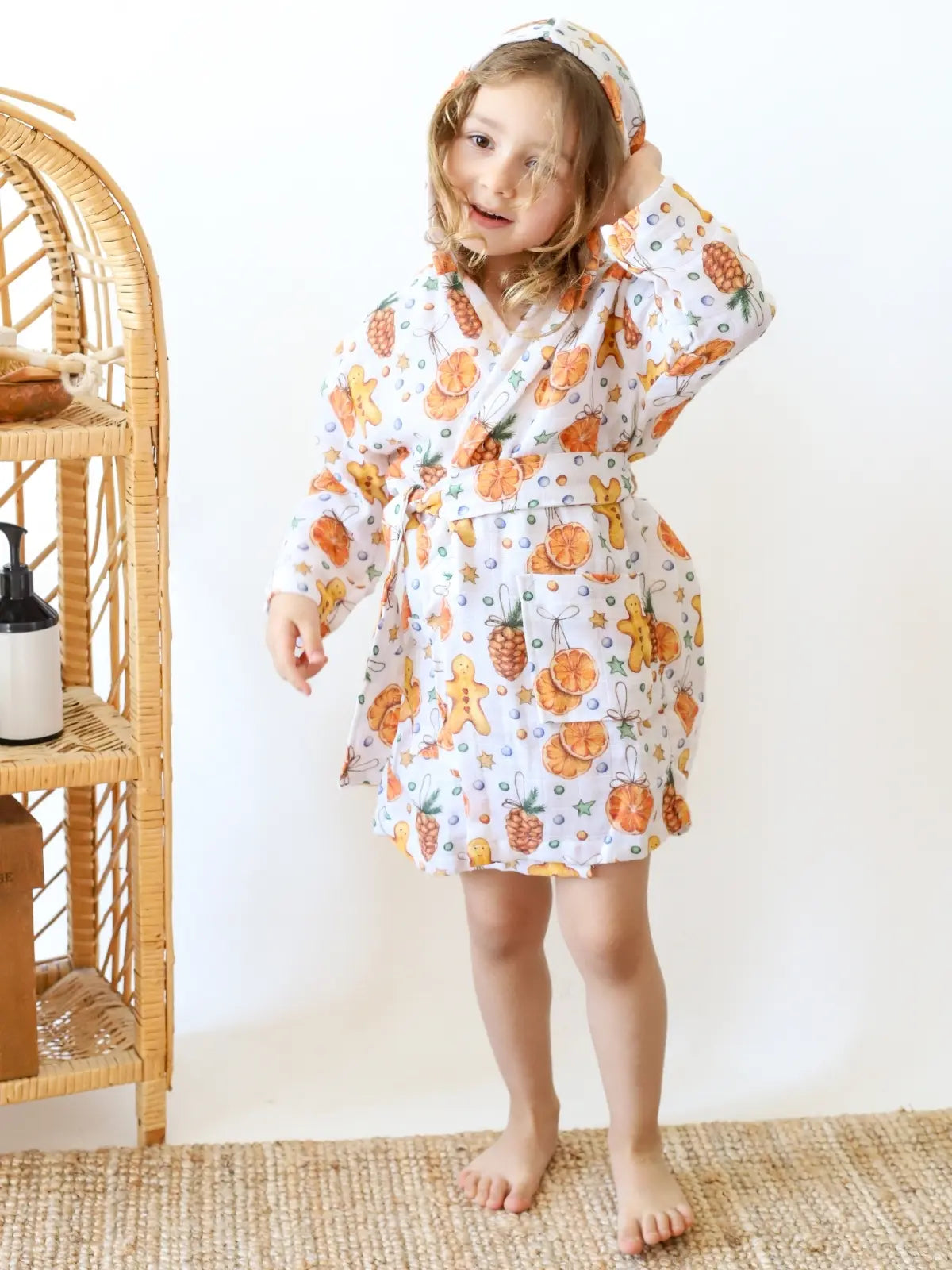 Kurabiye desenli muslin bebek bornozu giyili çocuk model farklı açı