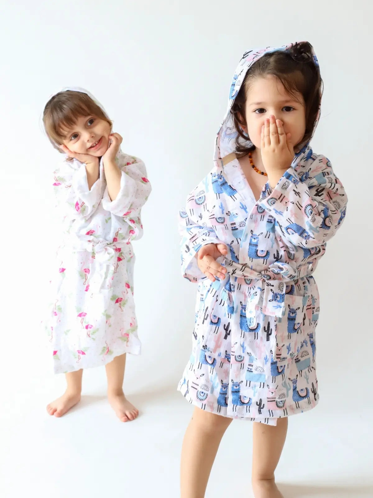 Lama ve flamingo desenli muslin bebek bornozu iki çocuk model birlikte