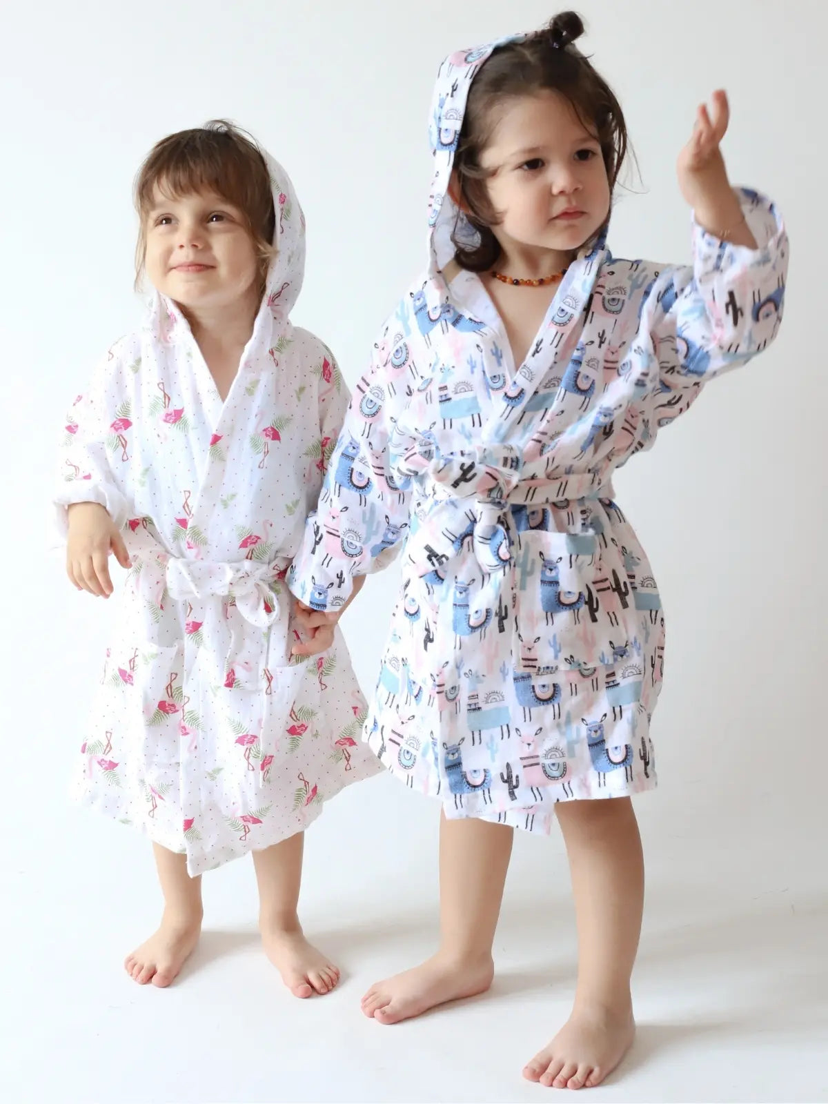 Lama flamingo desenli muslin bebek bornozu iki çocuk model farklı açı