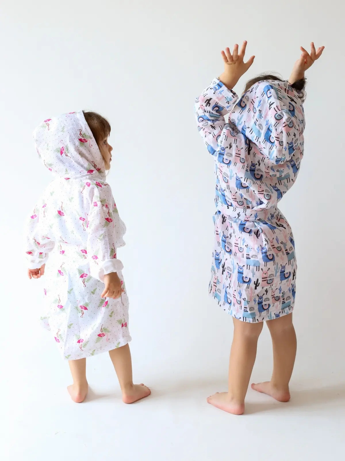 Lama flamingo desenli muslin bebek bornozu iki çocuk model detay görünüm