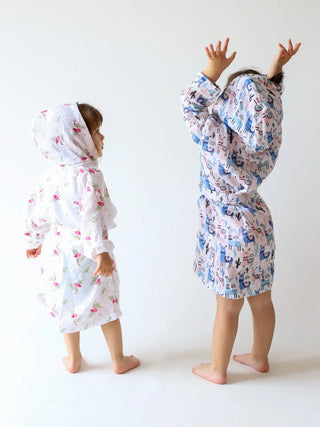 Lama flamingo desenli muslin bebek bornozu iki çocuk model detay görünüm