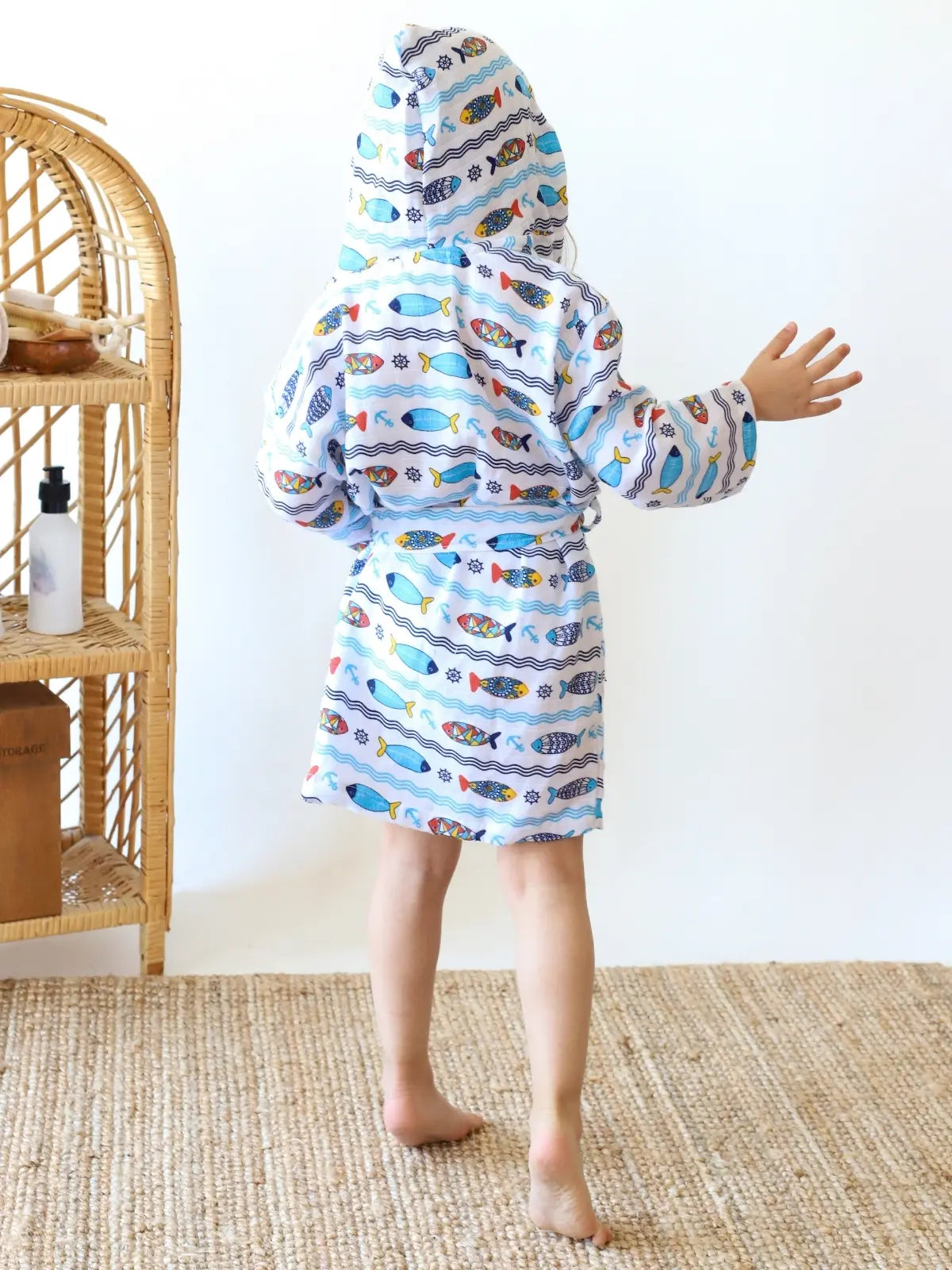 Marin desenli muslin bebek bornozu giyili çocuk model farklı açı