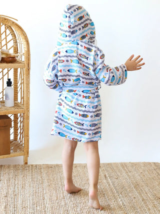 Marin desenli muslin bebek bornozu giyili çocuk model farklı açı