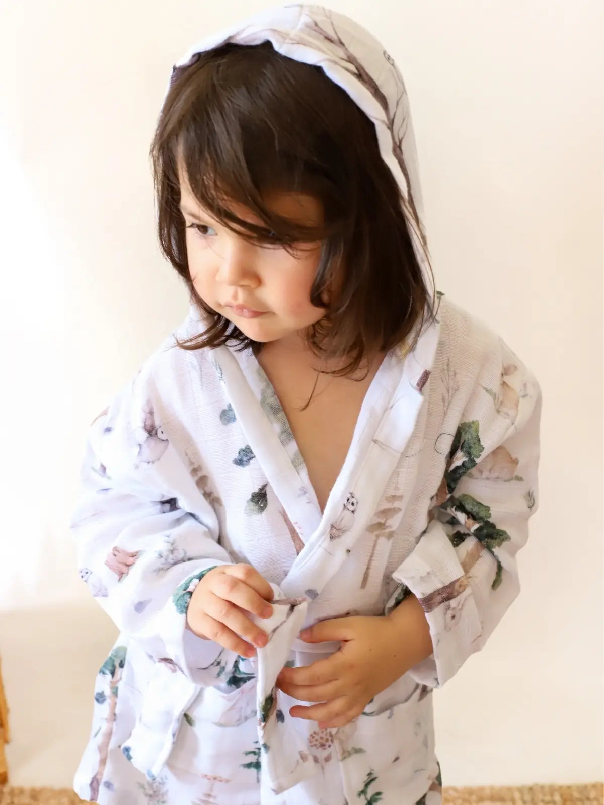 Orman desenli %100 pamuk 2 kat muslin bebek çocuk bornozu giyili model