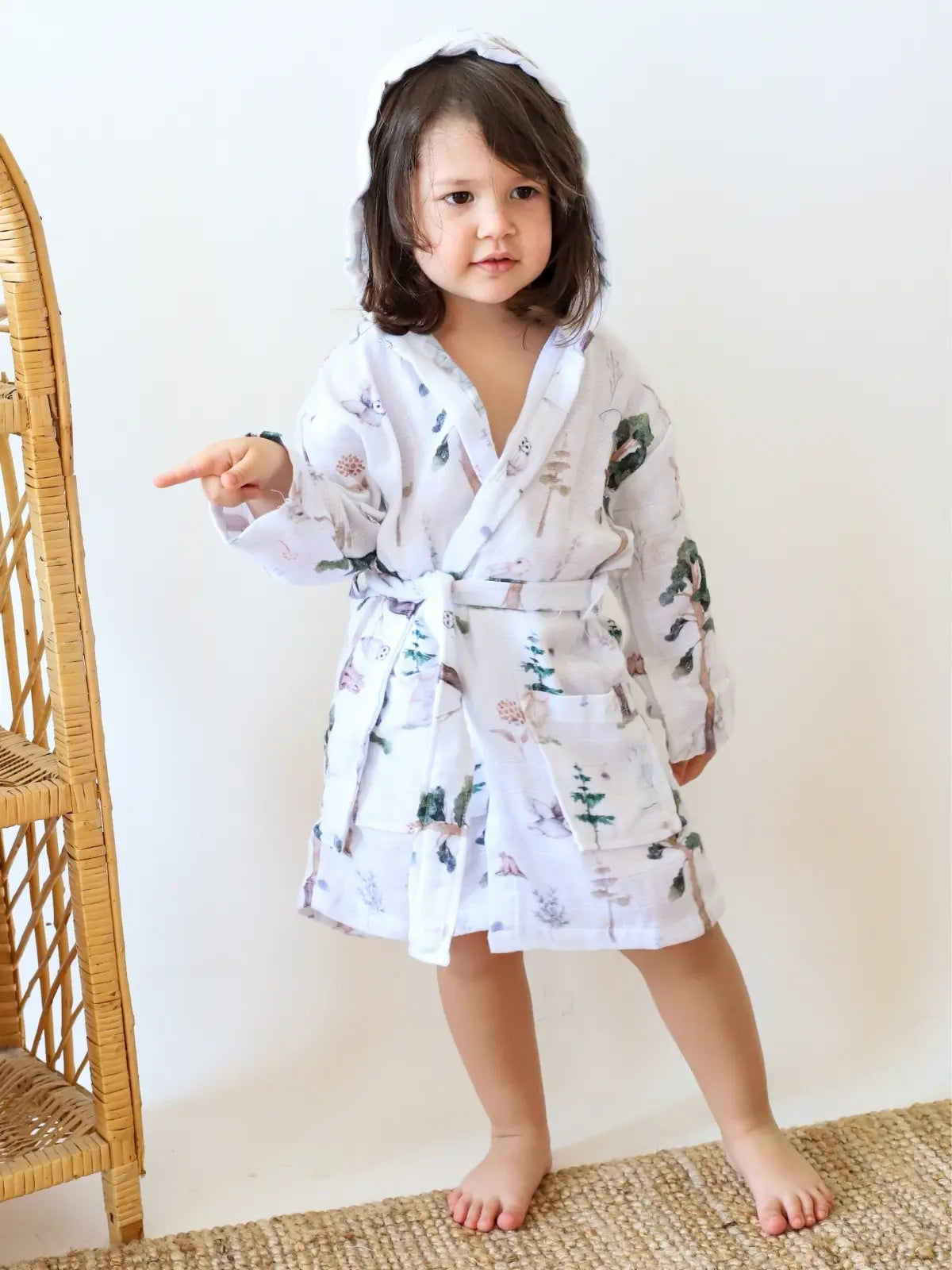 Orman desenli muslin bebek bornozu giyili çocuk model farklı açı