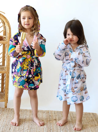 Uzay ve balon desenli muslin bebek bornozu iki çocuk model birlikte