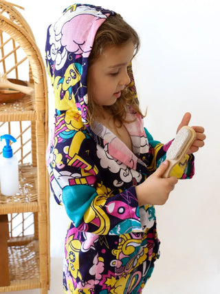 Uzay desenli muslin bebek bornozu giyili çocuk model farklı açı