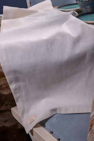 Naturel düz ham keten runner 152x42 cm, masa üstünde tabak ve hasır sepetle – Denizli, VivaMaison