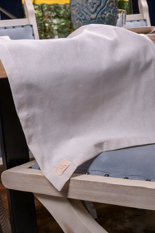 Naturel düz ham keten runner 152x42 cm, sarkan uç ve köşedeki marka etiketi – Denizli, VivaMaison