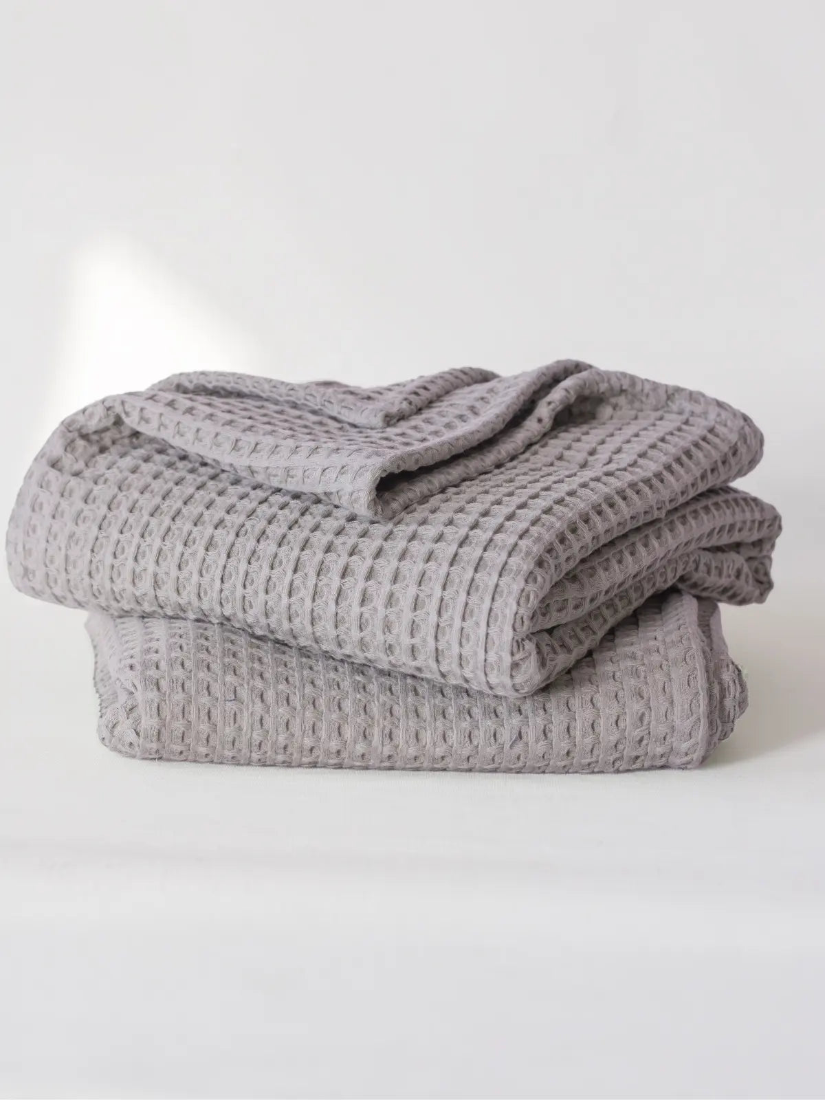 Gri havlu seti ton uyumu ve doku detay