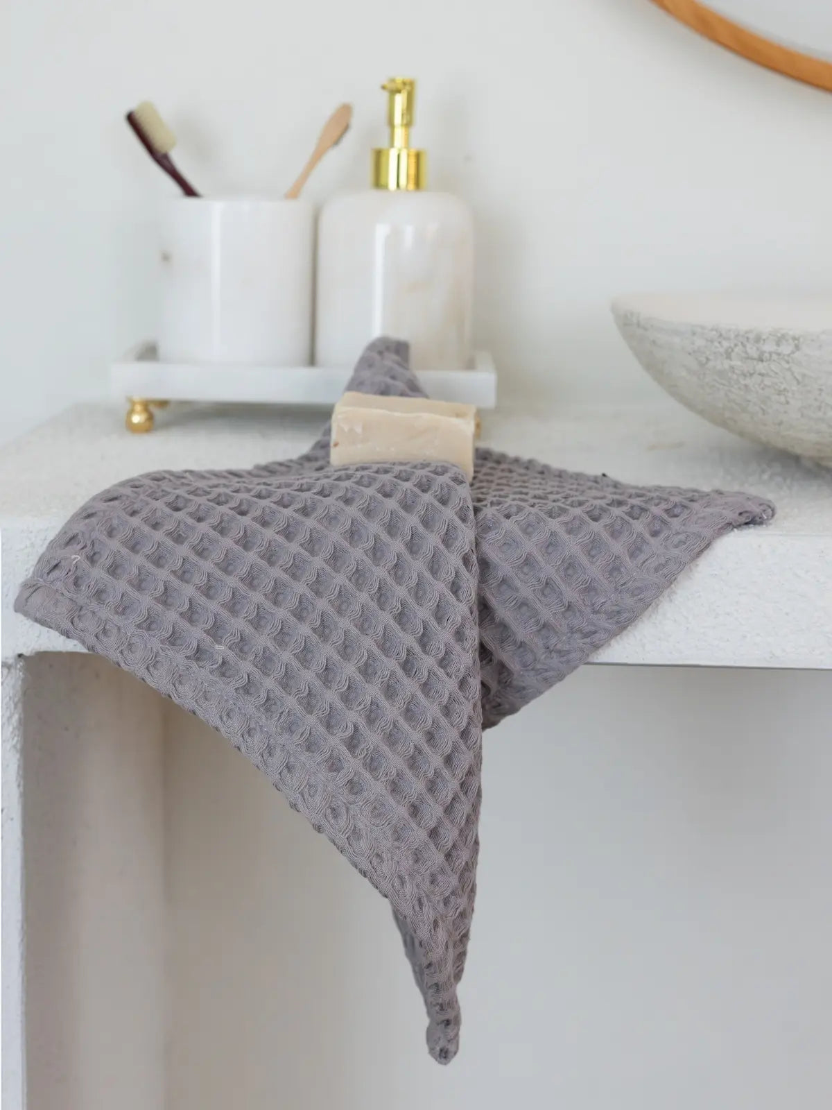 Gri petek havlu modern nötr banyo dekorasyonu