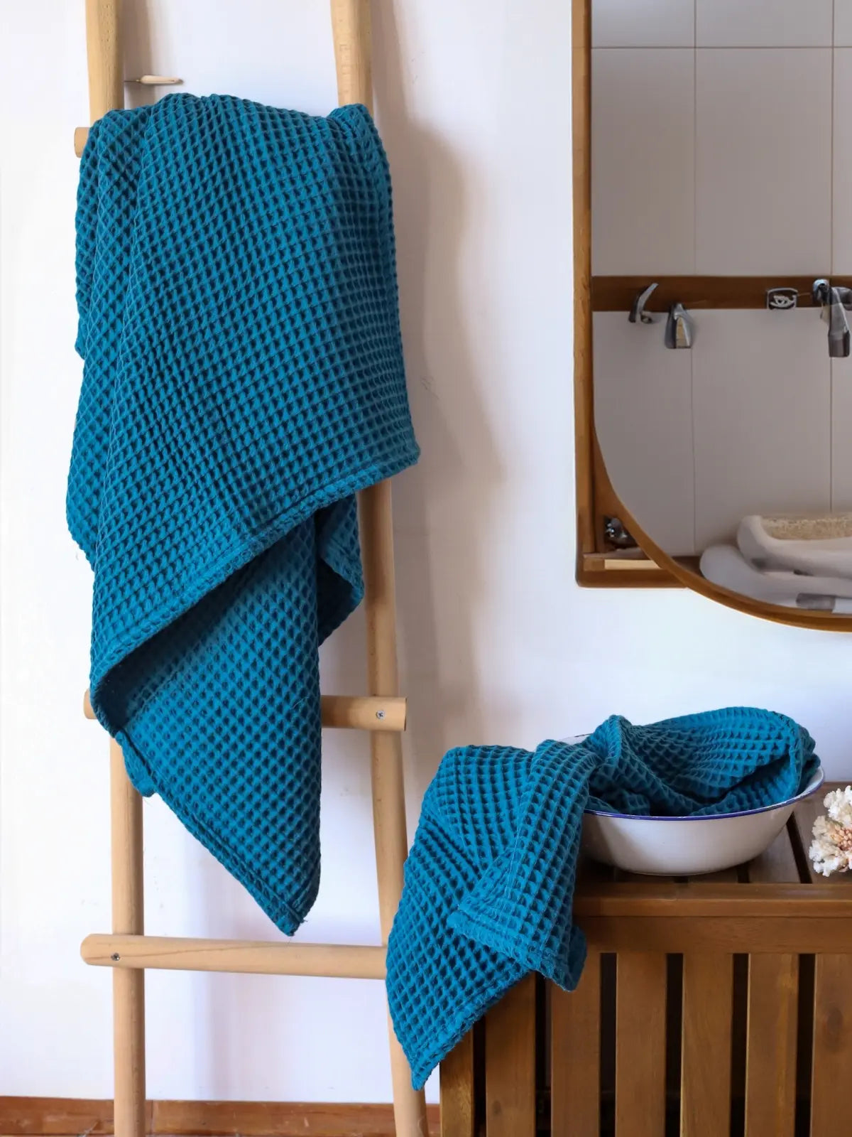 İndigo mavi havlu seti banyo ortamı kullanım uygulaması