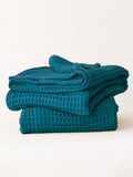 İndigo mavi pamuklu waffle havlu düzenli katlı hali