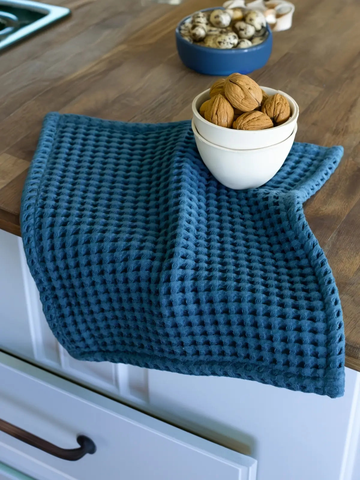 İndigo mavi petek havlu şık ve zarif görünüm kompozisyonu