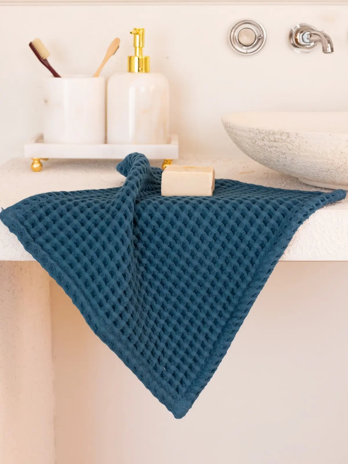 İndigo mavi waffle havlu renk doygunluğu ve ton detayı