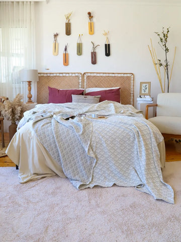 Cotton desenli jakarlı muslin yatak örtüsü pamuk bitkisi dokuma detayı