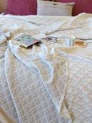 Cotton desenli jakarlı 3 kat muslin yatak örtüsü çift kişilik yatak üstü görünüm
