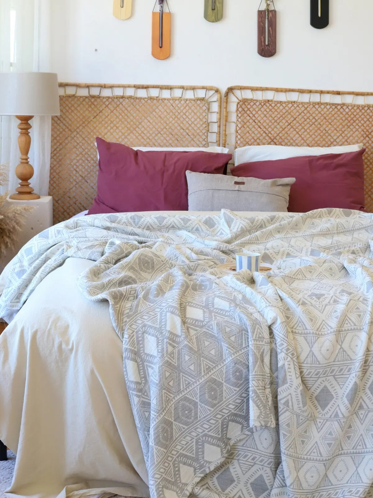 Etnik antrasit desenli jakarlı muslin yatak örtüsü Anadolu motifi dokuma detayı