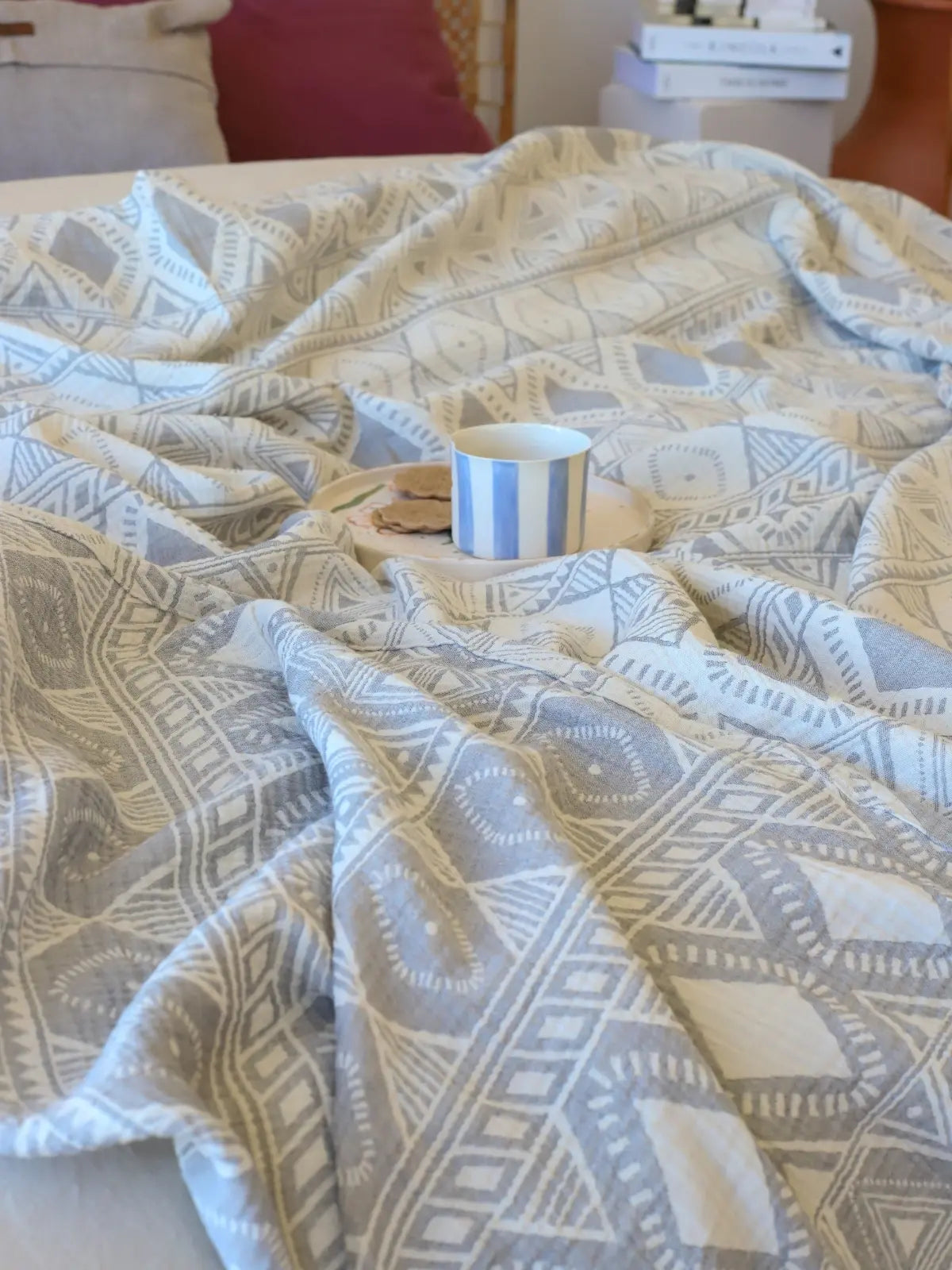 Etnik antrasit desenli jakarlı muslin yatak örtüsü katlanmış halde motif detayı