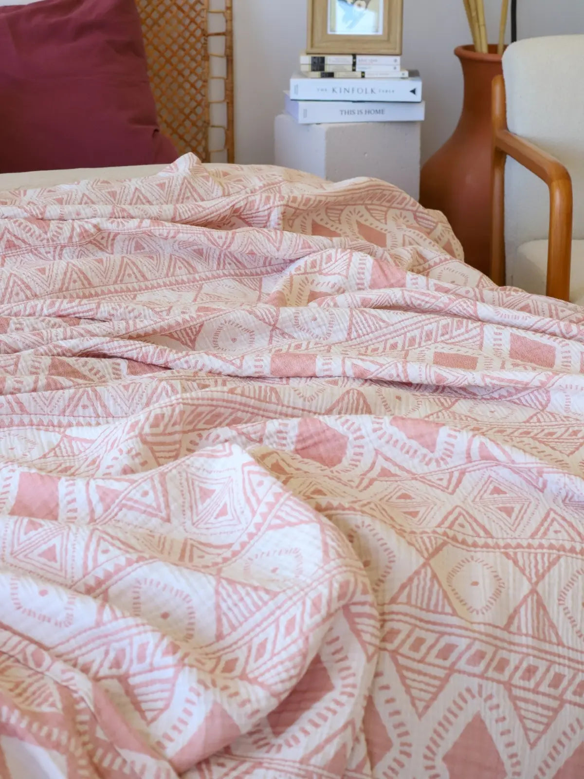 Etnik pembe desenli jakarlı muslin yatak örtüsü Anadolu motifi dokuma detayı