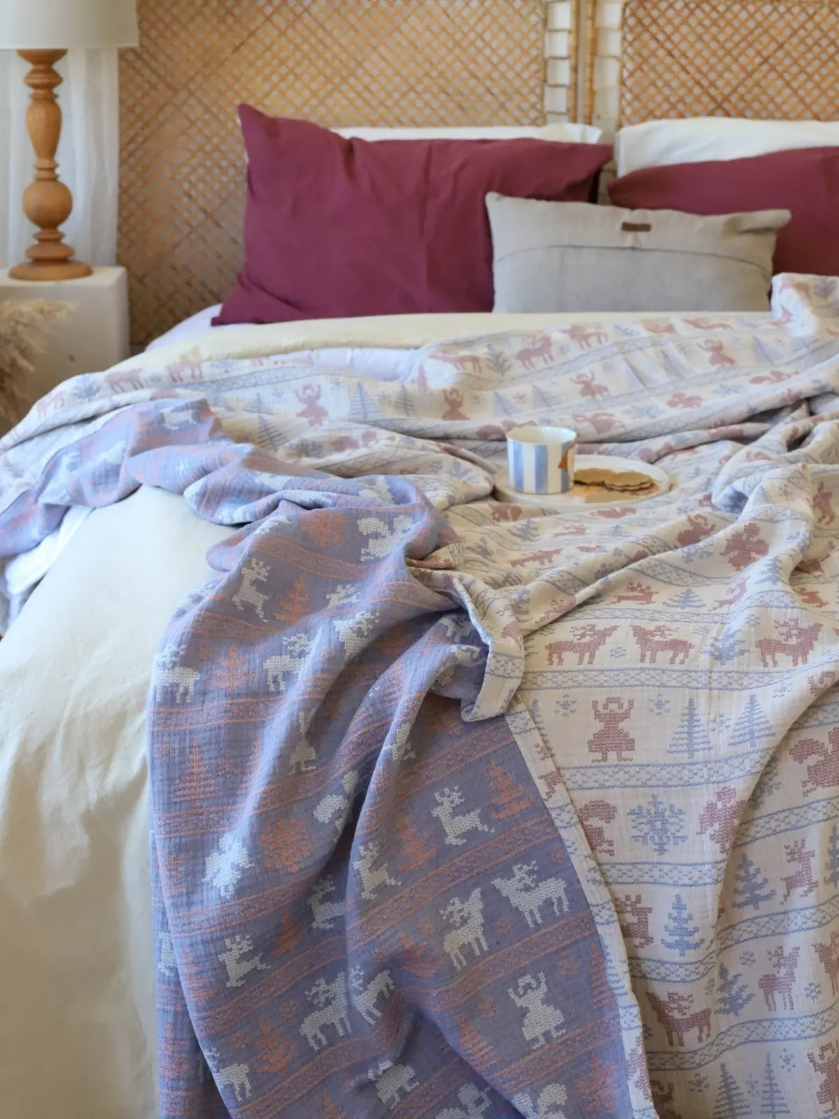 Geyik desenli jakarlı 3 kat muslin yatak örtüsü çift kişilik yatak üstü görünüm