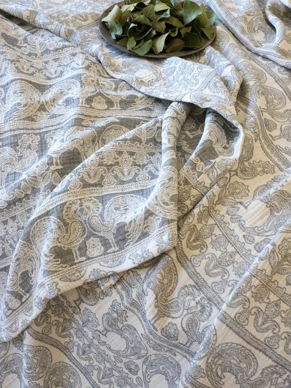 Horoz desenli jakarlı muslin yatak örtüsü horoz motifi dokuma detayı