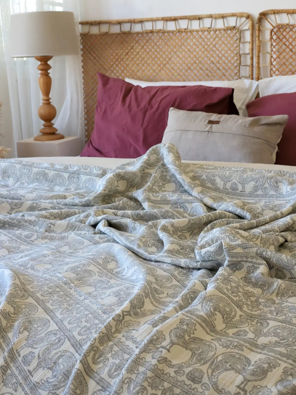 Horoz desenli jakarlı muslin yatak örtüsü katlanmış halde motif detayı