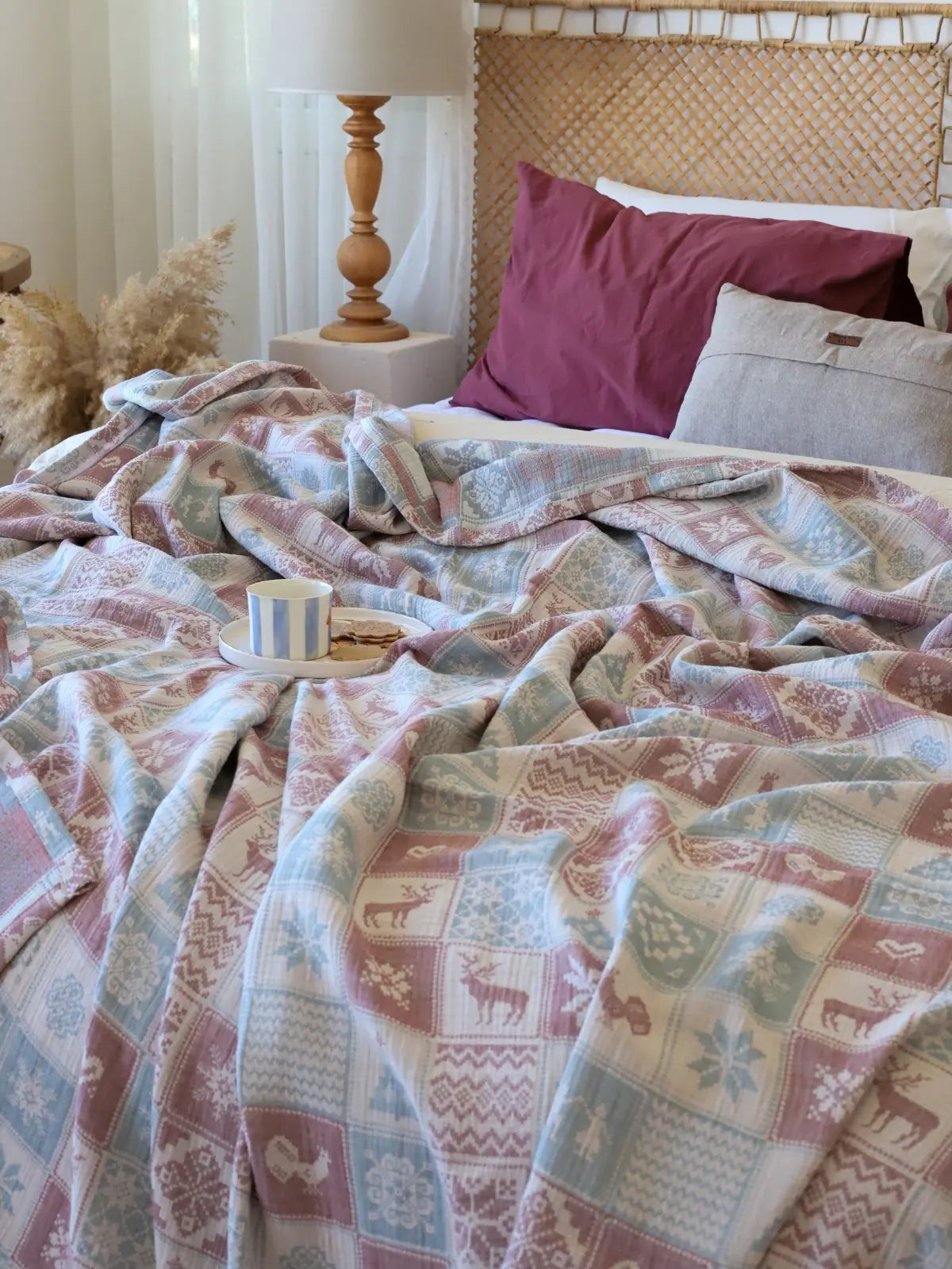 Yılbaşı desenli jakarlı muslin yatak örtüsü çam ağacı motifi dokuma detayı